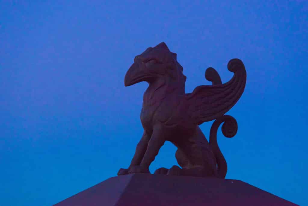 Statue on building for Supply List Icon